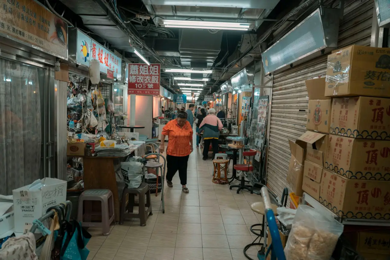 网红小商品批发与家居百货品类对比：零售商如何选择高周转爆款货源